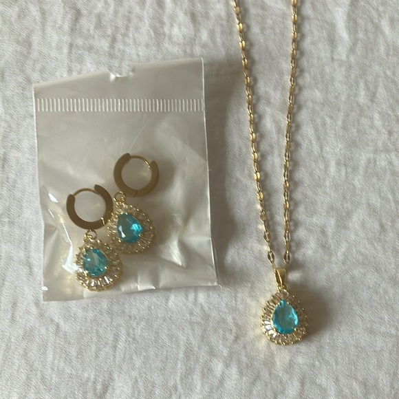 Unbranded: Ocean Blue Color with Rhinestones Fold Tone Necklace & Earrings - Picture 12 of 16